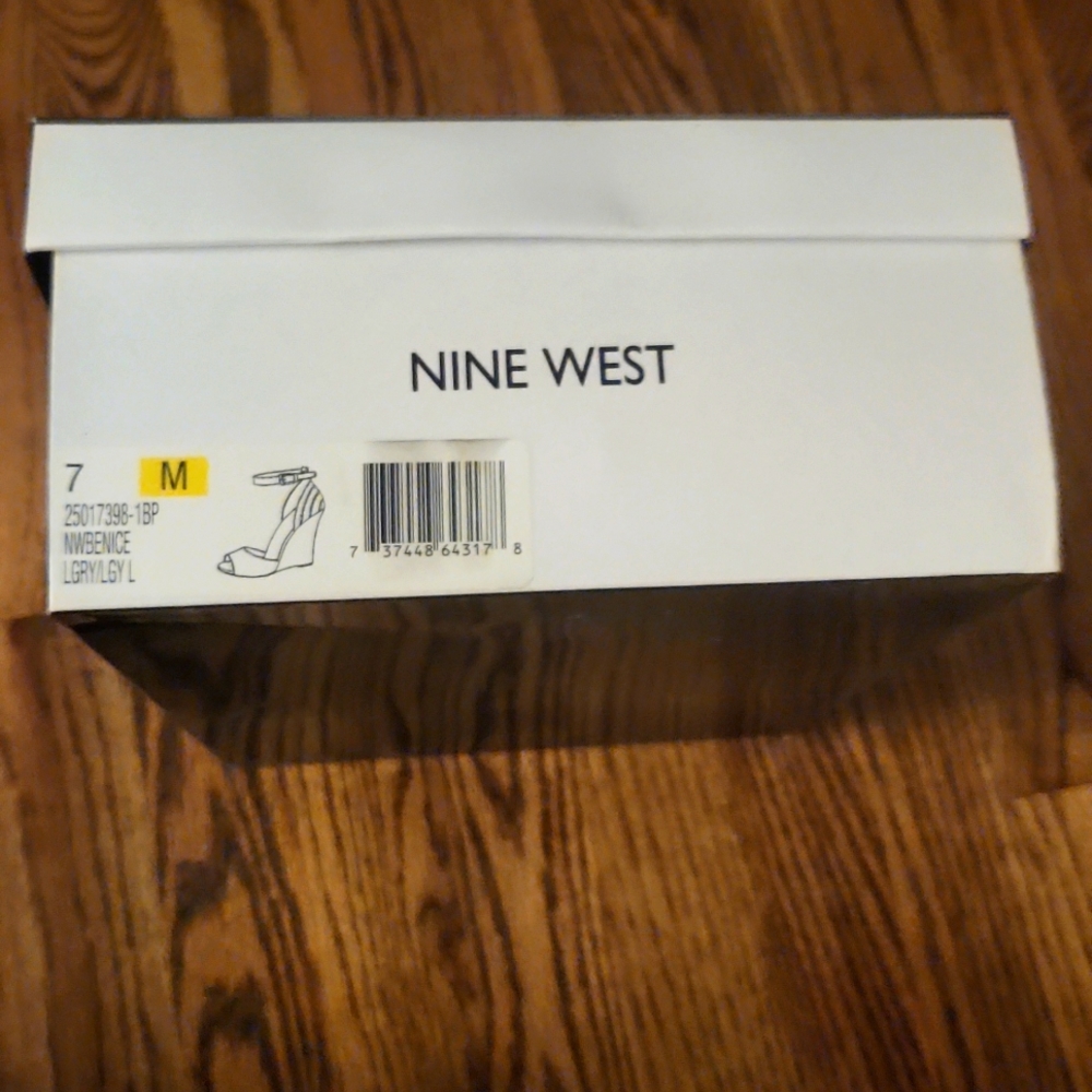 Nine West size 7 Ivory wedge sandals
